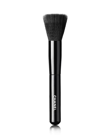 chanel small tapered blending brush 24|LES PINCEAUX DE CHANEL Foundation.